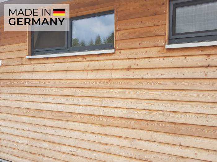 Keilspundprofil aus Lärche. Holzfassade montiert am Haus