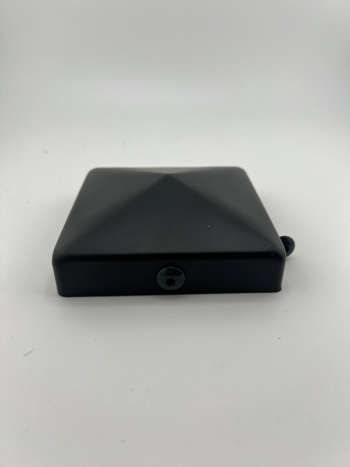 Pfostenkappe Pyramide 91 mm Stahl Verzinkt Schwarz Pulverbeschichtet – Inklusive 2 schwarzer Schrauben (4,8 x 32 mm)