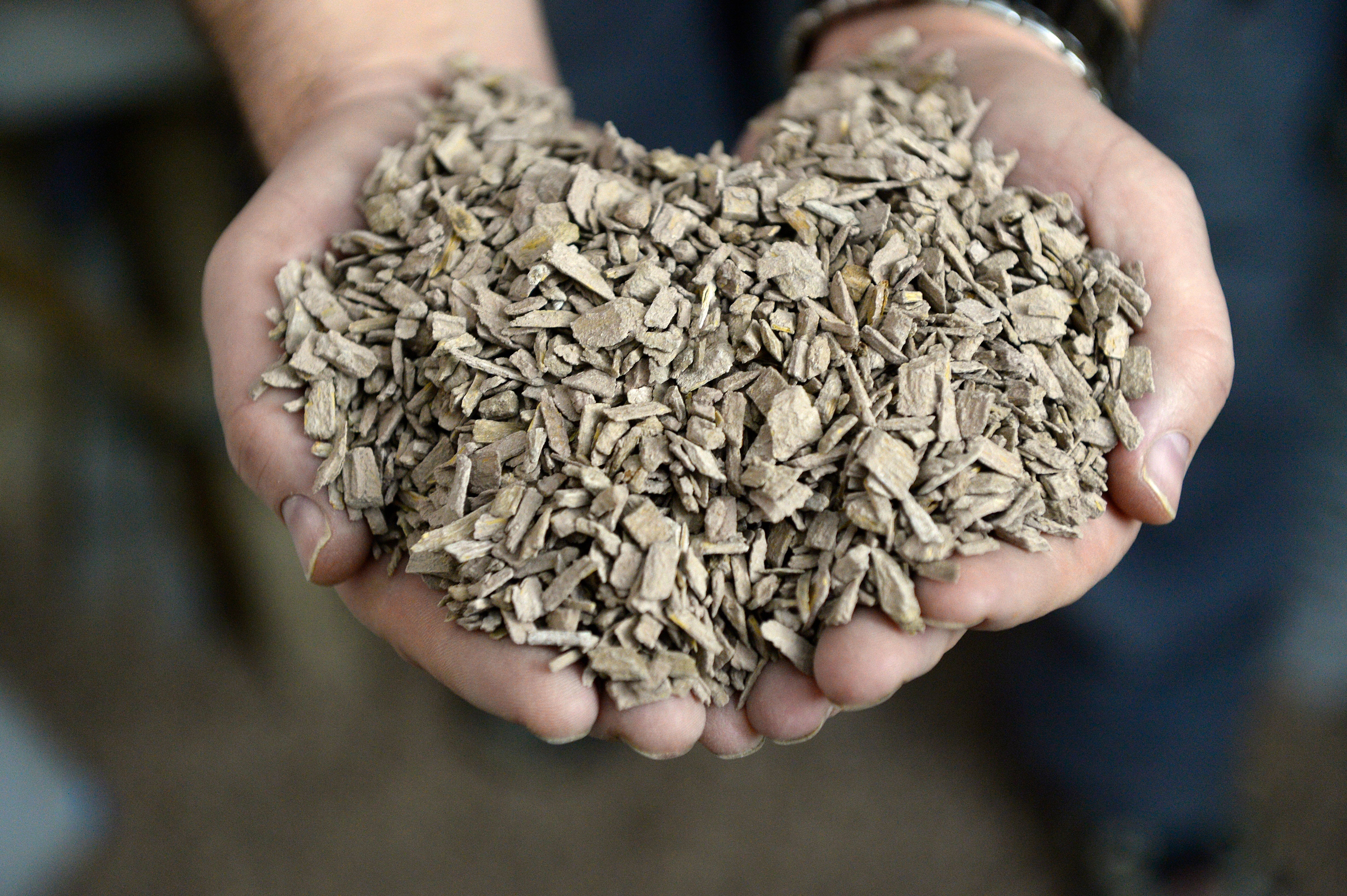 Cemwood CW1000, in Hände gehäuft