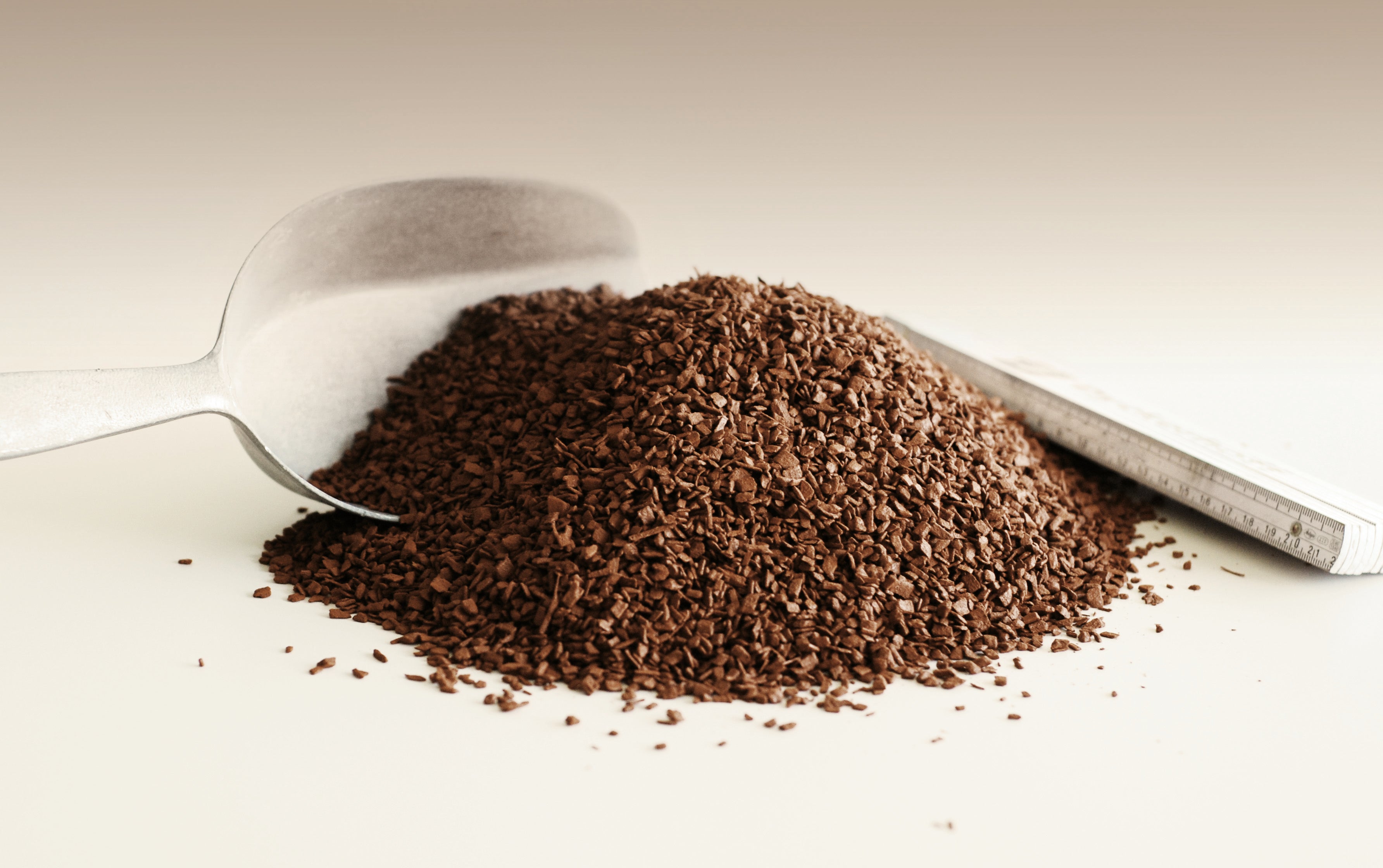 Cemwood CW2000, mineralisch ummantelte Holzspäne, Schaufel, Zollstock