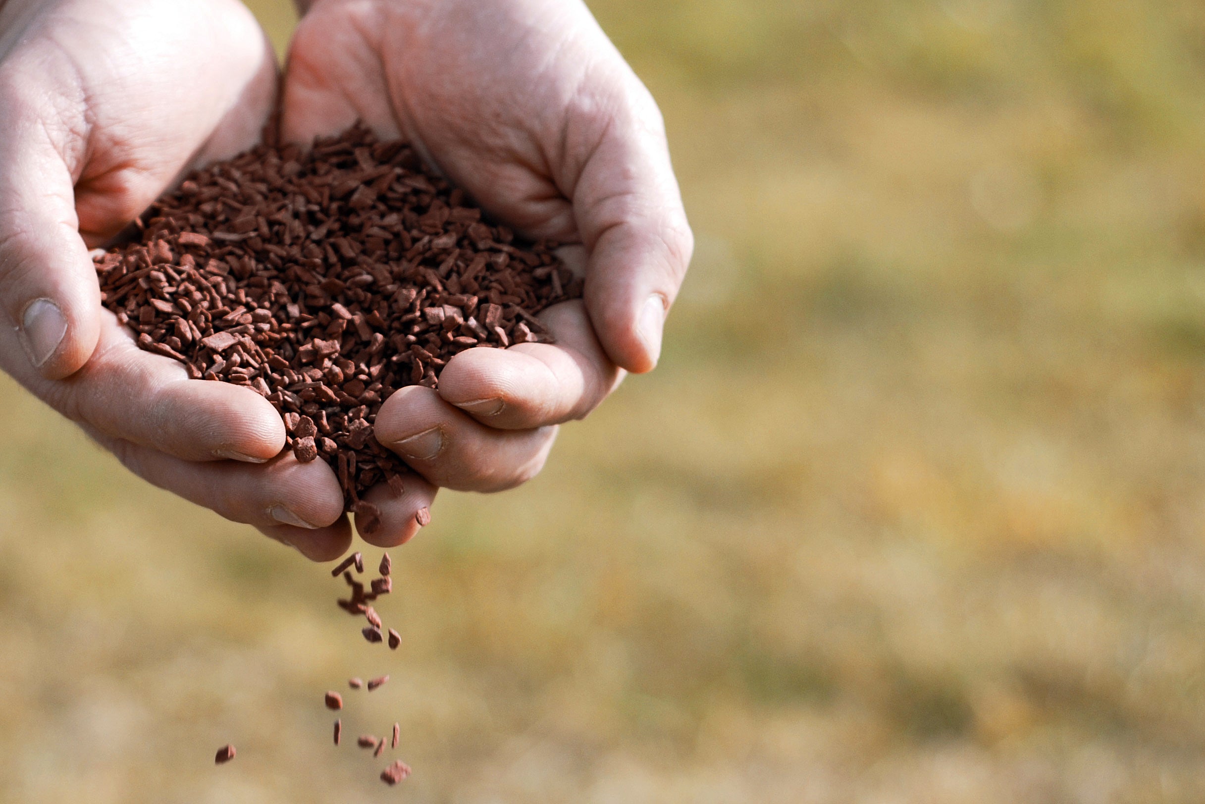 Cemwood CW2000, mineralisch ummantelter Holzspäne, aus Hand rieseln