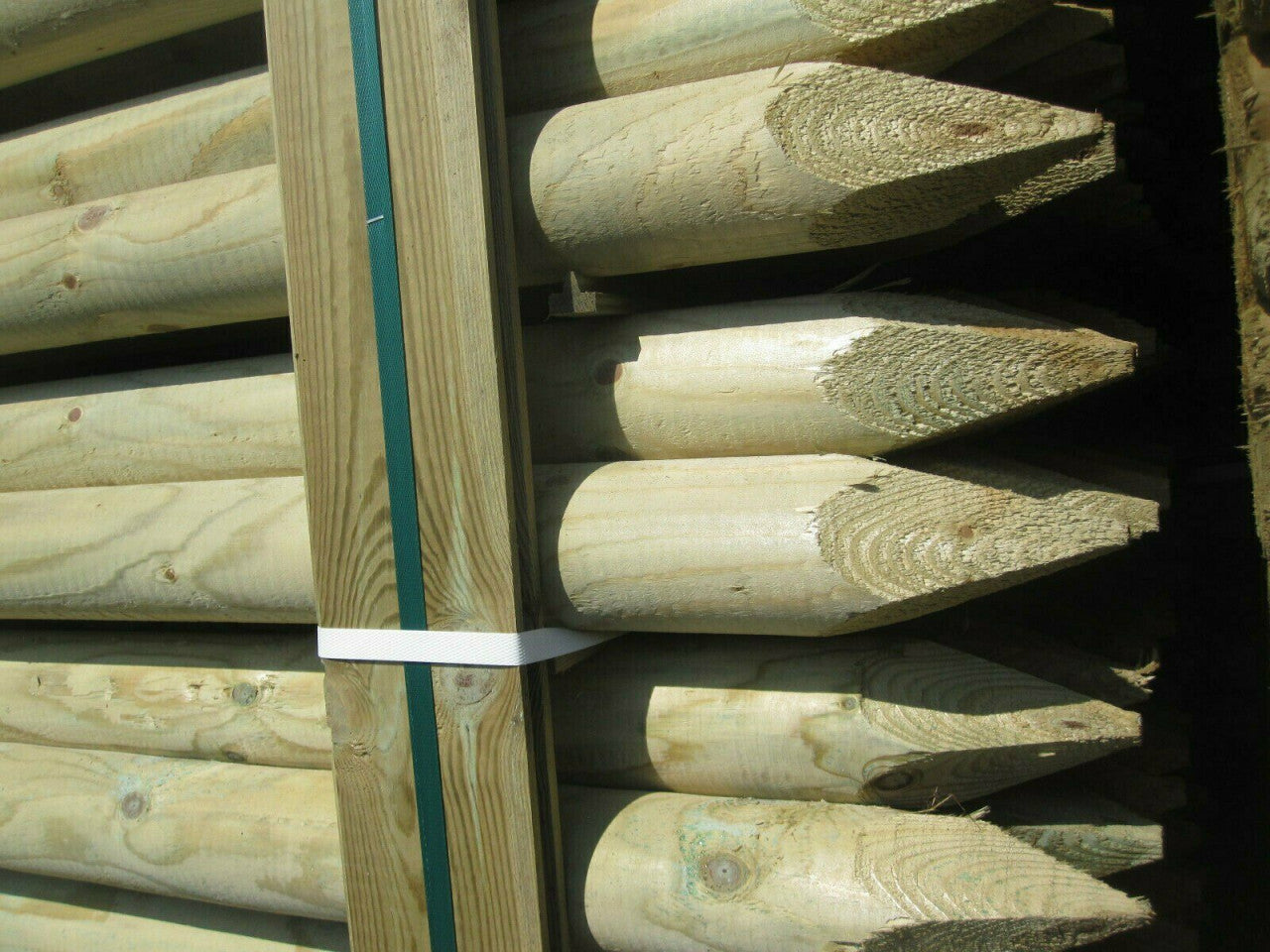 8cm Holzpfähle / Baumpfähle kesseldruckimprägniert – einseitig gespitzt & gefast