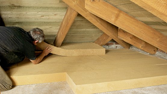 Feuchte & Kälte im Dach – Tipps zur Dämmung der obersten Geschossdecke