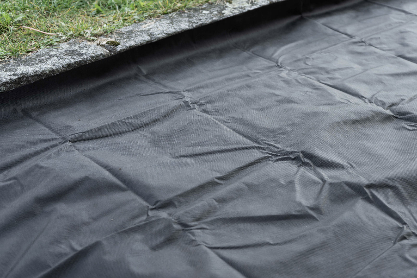 Helpo Unkrautvlies Schutzvlies 1,6 x 10 m – Unkrautschutz für Garten & Terrasse